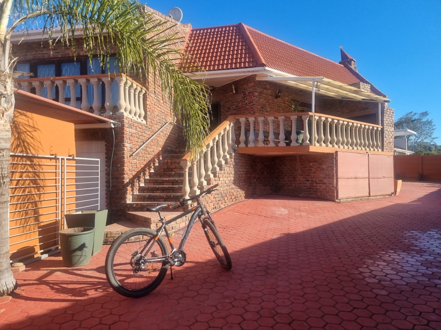 6 Bedroom Property for Sale in Heiderand Western Cape